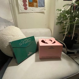 #오늘장면한컷 #콘수프기록 #올리브영추천템 #2025년달력 #happynewyear #1인소파 #양털커버 #다이소추천템 #쇠테리어 #맞팔 #오늘의가든 #식집사성장기 #식집사일상 
동생뇨속이 (a.k.a 쪼롱담당언니) 호들갑 떨면서 올리브영 성수점 갔다왔다면서 이거 열으라고 뭐 하울을 하라고 난리인거에요 아 😂😂
속 내용은  다음에 알려드릴게요 하하하하
영상으로 찍었음 😎
제가 저번달에 오~~칭긔칭긔님들하고 소통도하고 해가지구 포인트 받아서 온풍기도 사고~~~ 냥이들 숨숨집도 사고~~~ 그랬어요 헤헷 🤍🤍
뭔가 감사하네여 얼른 왔으면... 
요즘 갑자기 추욱 늘어져서 코타츠 들어가서 안나오는 일본인들마냥 침대에서 안나오게되요 흑흑... 
장판틀고 이불덮구 침대 커튼치고 빔프 틀고 고영이 껴안구 안나와요 ㅋㅋ
너무 추워서 그런가... 종강해서 그런가... 하하핫🤧☠️
그래도 연말이니깐 좋은 소식도 많이 들리면 좋겠구... 모두모두 건강했으면 좋겠구... 우리 냥이들도 해피해피해피캣 🎄🤍🤍

