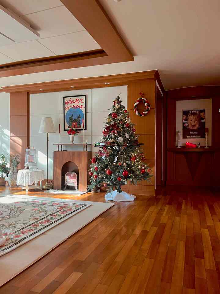 My favorite Christmas mood at home these days :) 
It's an old-feeling house with cherry molding, 
But that makes it feel a warmer Christmas^^ 

#christmasdecor #cozychristmas #cozyhome #myroom #christmashome #홈데코 #크리스마스데코 #크리스마스트리 #크리스마스무드 #집꾸미기 #거실꾸미기 #원목인테리어 #벽꾸미기 #크리스마스소품 #오늘의집 #조명 #아기가있는집 #homestyling #interiordesign #cozyroom #육아맘 #아기가있는집 #벽난로 #벽난로콘솔 #벽난로인테리어 #트리기차 #거실책장 #거실책장인테리어