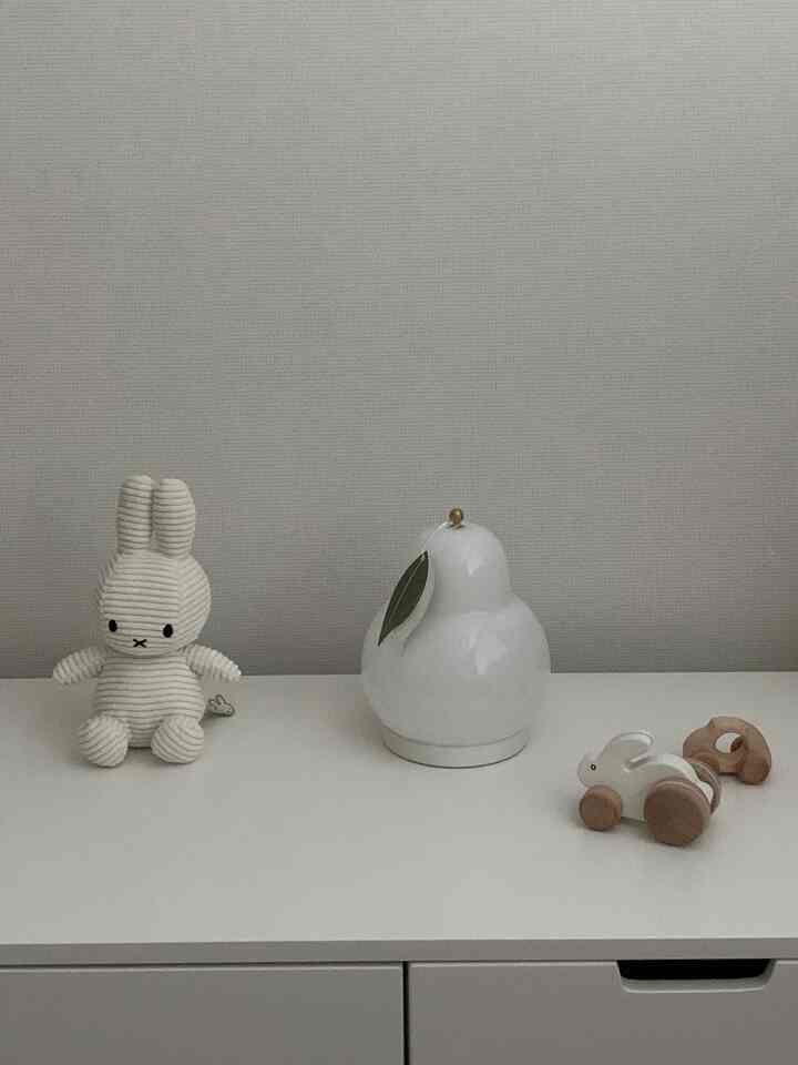 赤ちゃんが生まれ、夜明けの授乳のたびに授乳などで使って、 
今は赤ちゃんと一緒に寝る前にほのかなルミールポータブル果実の照明を必ずつけて寝ると、本当にもっと寝る赤ちゃん💡

そして家にゲストが来る日には、ルミールポータブルの実をブリックナインの食卓の上に載せておくと、華やかに飾らなくてもシンプルでより綺麗に見える食卓の上🍐#インテリア花は照明

ホリデーエディションがとても欲しい✨✨

▫️段階調節はすっかり押してお好みの明るさに止めればいい簡単さ🔅
▫️充電式なので充電後、家のあちこち好きな場所にタック🔌
▫️実の形なのでどこに置いても可愛いインテリアテム〰️ 

#ルミール #lumir #ベビールーム #授乳灯 #授乳灯おすすめ #キッチン
＃ブリックナイン＃ブリックナインダイニングテーブル
