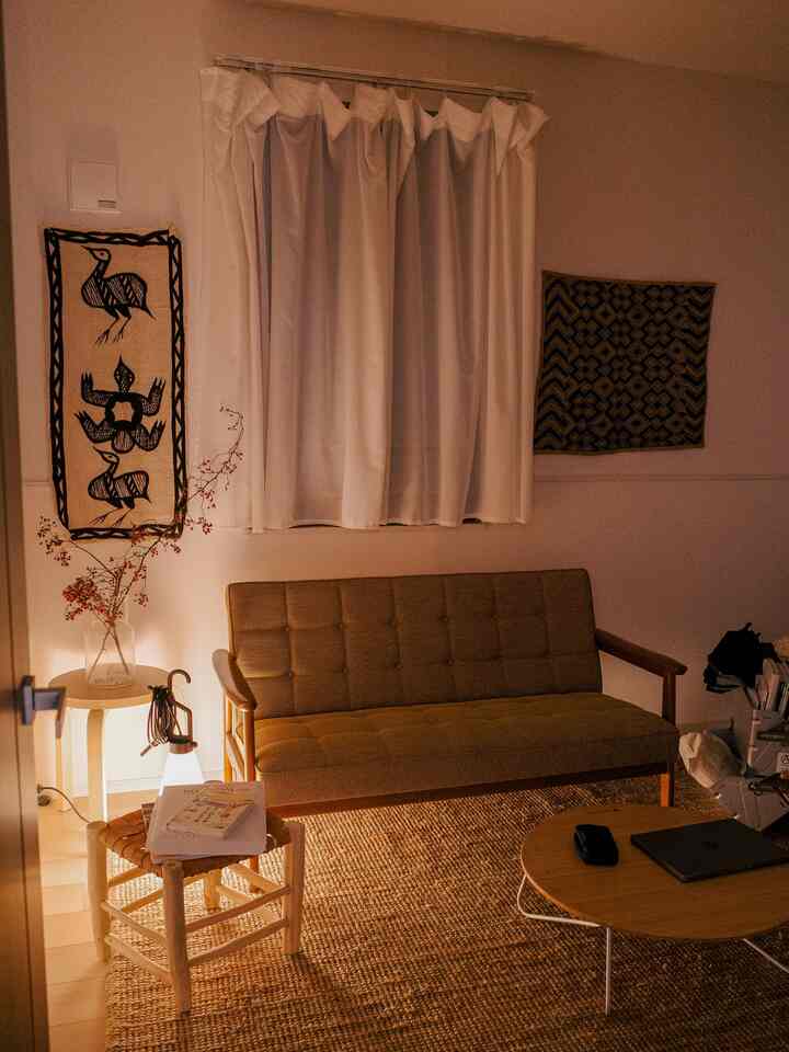 The number of folk craft items is increasing little by little, and the atmosphere is getting even better.
There is camping equipment, Scandinavian furniture, and folk craft items, so it has a mixed feel, but the shades of color create a sense of unity. The balance of textures is also important.
I love this warm atmosphere.
#FolkCraft #民藝 #北欧インテリア #キャンプ #kチェア #カリモク60 #ナチュラルインテリア