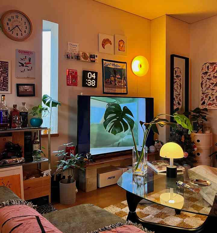 Relaxing time with my Monstera 🌿💛

This one might be the biggest star in my space? ✨ I feel soothed every day surrounded by warm lights!

Do you have any green plants in your room? 🌱Let me know in the comments!

#interiordesign #myroom #livingwithplants #cozyvibes #apartmentdecor #homeinspo #interiorinspo #midcenturymodern #ikea #decorideas #interiorstyling #homebar #retrointerior #vintage #whiskey 

#rentallife #賃貸インテリア #インテリア #観葉植物 #雑貨 #ホームバー #ミッドセンチュリー #お酒　#ウィスキー #モンステラ推し #お部屋づくり #植物ライフ #居心地最高