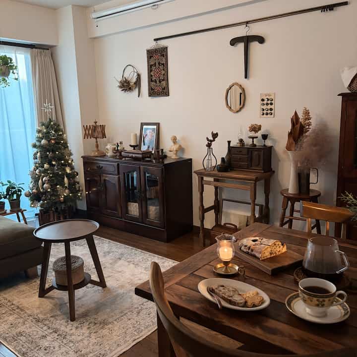 温かみのあるヴィンテージ調の木目家具とクリスマスツリーが配置された印象的なリビングとおうちカフェスペース
