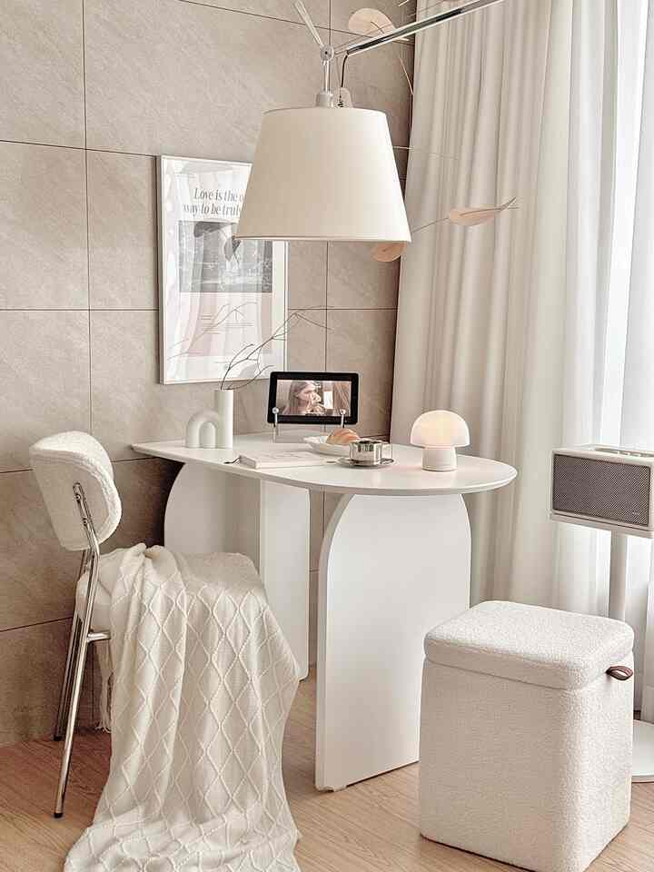 ホワイトとベージュの色調の小さなリビングスペース、半円形のダイニングテーブルと椅子、照明が配置されたナチュラルモダンなインテリア