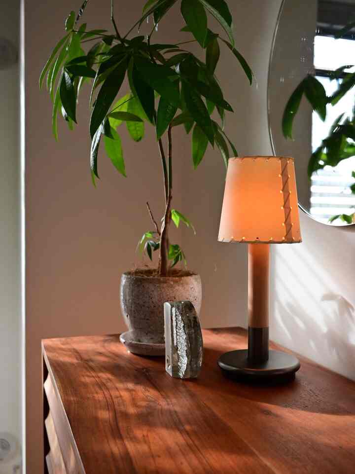 The soft texture of the parchment shade is one of a kind.

#TableLamp #ポータブルライト #santaandcole