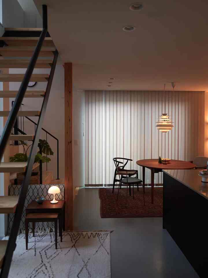 #ダイニングキッチン #北欧インテリア #ネストテーブル #ヴィンテージラグ #アイランドキッチン #丸テーブル 