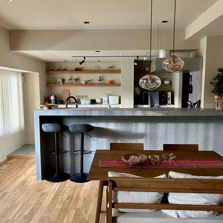 お気に入りのペンダントライト💡

でこぼこしたフォルムで可愛い🤍
消灯時もガラスオブジェとして存在感があります。

#リノベーション #マンションリノベーション #マンションリノベ #マンションリノベーション事例 #中古マンションリノベーション #中古マンションリノベ #リノベーション事例 #リノベ事例 #ベージュインテリア #リノベーション住宅 #ベージュの家 #塗装壁 #キッチンリノベーション #無垢材家具 #間接照明 #間接照明のある暮らし #見せる収納 #見せる収納棚 #チーク材家具