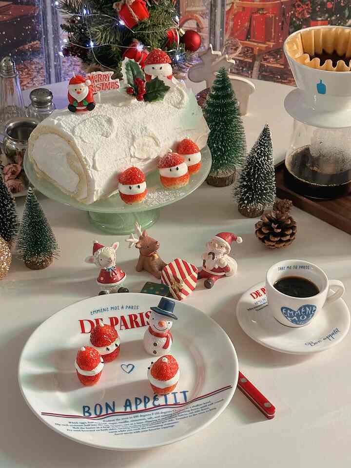いちごサンタと私が作ったホワイトロールケーキ 
趣味は焼くので、クリスマスケーキは私が作ったものです。 
私はケーキベーキングクラスに入ってロールケーキを作りました。
いちごサンタでデコしてくれました❤️

コーヒーと一緒に食べると、おいしいです。 
今年は昨年よりクリスマスの雰囲気が少ないようですが、
それでもケーキを準備しましょう。

ミニツリーオブゼロケーキを飾りました。 
大丈夫ですか？   #크리스마스 #롤케이크 #홈카페 #오홈스토랑 #디저트 #케이크 #홈베이킹 #베이킹 #플레이팅 #플레이팅아이디어 #딸기산타 #오브제소품 #콘수프기록 #맞팔 #맞팔환영 #맞팔해요 
