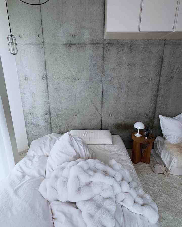 There are a lot of windows

Some of the walls are exposed concrete

Yeah, it's cold in the winter

I knew that

A small stove

A heated carpet

A blanket

This should be fine◎

#preparingforwinter

#winterinterior

#blanket

#heatedcarpet