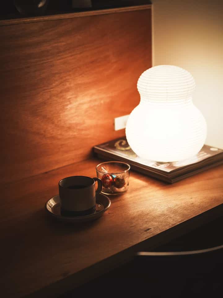 夜のひととき。

コストコで手に入れたリンツをお供に、コーヒーを淹れました☕️


#ラワンカウンター #和食照明 #間接照明 
#北欧ビンテージ食器