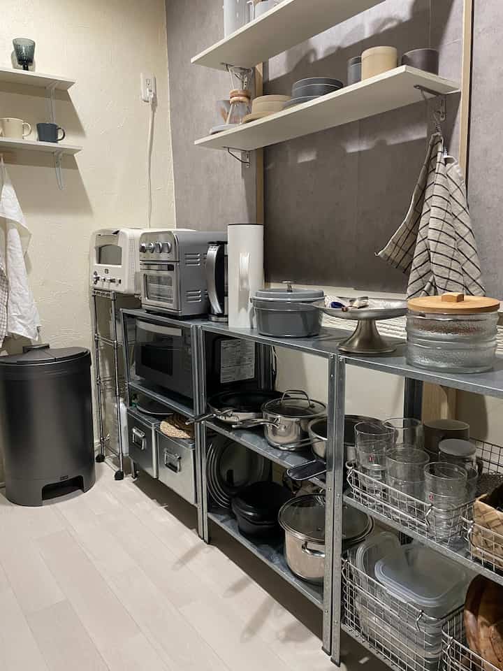 去年のキッチン。
剥がせる壁紙でグレーにしてました。懐かしい。
キッチン用品はステンレス、シルバー系で統一してオープン収納でも、スッキリ見えるように心がけてます。
#キッチン #キッチン用品 #キッチンインテリア #インテリア #シルバー #2人暮らし #イケア #オープンシェルフ #IKEA #IKEA棚 #無印良品 #MUJI 