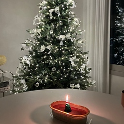 #아무트리챌린지 #콘수프기록 #ftc10기이야기 
저희 집에 귀여운 트리가 생겼어요🌲🎄
미니트리초ㅎㅎ
이제 줄줄이 연말 파티할 때인데
첫 연말파티는 회사 사람들이랑 했거든요!
귀여운 초와 티라미수, 그리고 귀여운 양말 선물까지
센스가 남다른 동료 덕에 따수운 파티였어요🫧
#트리꾸미기 #트리 #리본트리 #트리초 #트리모양초 #트리양초 #트리조명추천 #트리리본 #리본오너먼트 #크리스마스 #크리스마스장식 #크리스마스소품 #크리스마스선물 #연말선물