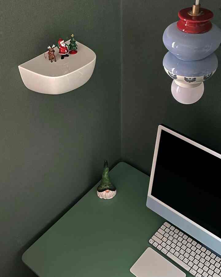 #광고 週末を過ごしていますか？泊まった地で取り出してみる昨年の小さな部屋の写真 - 最初はディープグリーンの部屋だったが青になったがもう少し明るく塗ってみるかと思うが、残骸に打って営業中断した空間🤦🏻 余白いっぱいにビトラコニッシュ棚付けとても良かったのですが…！ 2025年の再整備を誓いましょう👀💪🏻

凸形状になめらかな質感が魅力的なコニッシュ棚は、今日の家の高感度セレクトショップバイナリショップでも販売されています。個人の隠された好みを発見し、その深さを加えることができるところ- 最後にバイナリウィークが始まり、限定セールやクーポンイベントなどを味わえる今❣️

✔️バイナリウィーク：12/9(月)～12/22(日) #바이너리위크 #내취향의새로운바이브 #오늘찾은취향 #binaryshop #colorfulhome #colorfulliving #vitra #컬러인테리어 