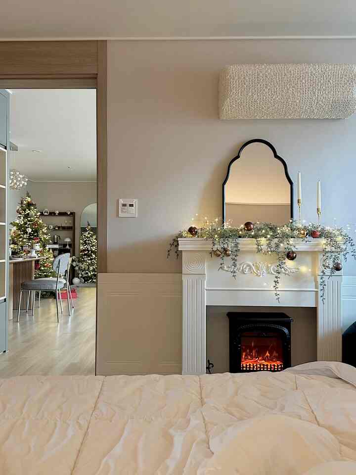 #인테리어의꽃은조명  #오늘장면한컷 #오늘의우리집 #크리스마스트리 #크리스마스준비 #크리스마스포스터 #크리스마스장식  #화이트인테리어 #거실인테리어 #집꾸미기 #homedecor #livingroominspiration #クリスマス #インテリア #韓国インテリア  #거울 #빈티지 #벽난로인테리어 #벽난로장식 #벽꾸미기 #크리스마스리스 #베베데코 