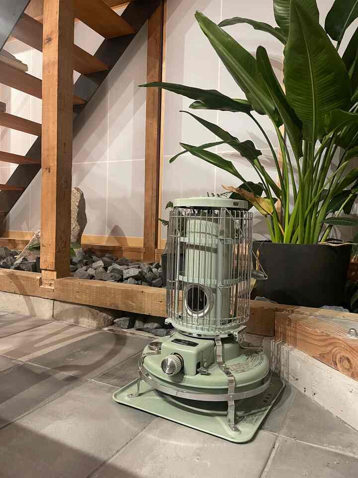 アラジンのストーブが活躍する季節❄️

観葉植物が熱帯チックなので
冬なのか夏なのか🤷‍♀️

#アラジン　#ストーブ　#観葉植物　#ダイニング　#リビング　#リノベーション　#renovation