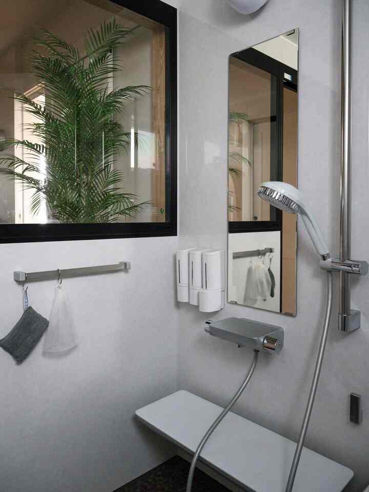 お風呂のシャンプーとリンスとボディーソープ...
ボトルのデザインばかり気にして選んできたけど、ソープディスペンサー使ったら、どんなものを入れても統一感あっていい感じ！
#お風呂 #ディスペンサー #浴室用品 