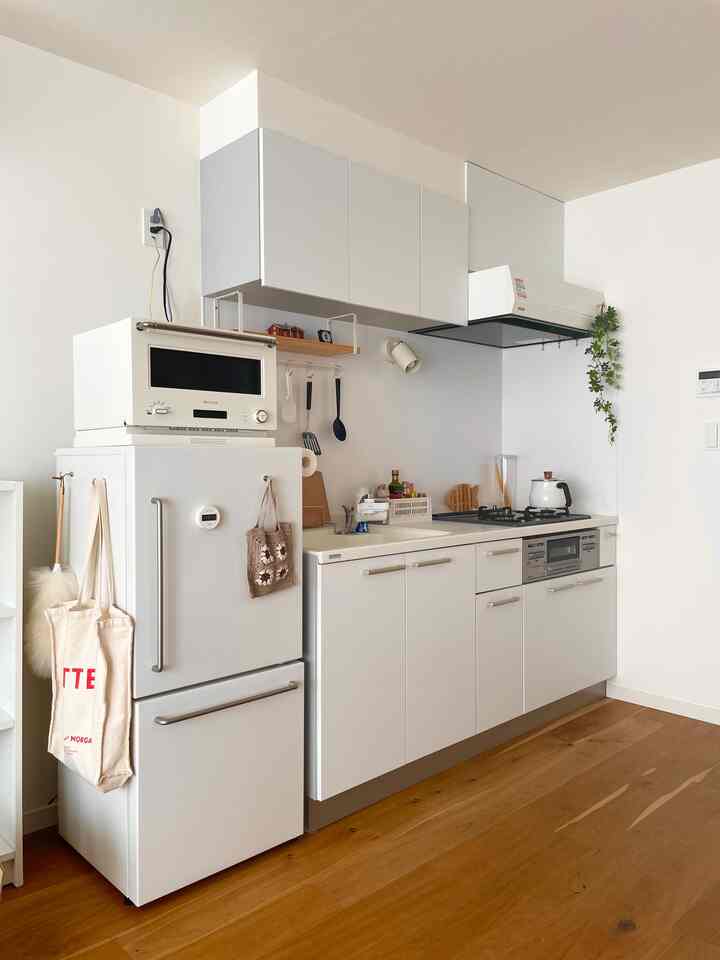 我が家のキッチンスペースです！引っ越しをきっかけにオーブンレンジと冷蔵庫を購入しました✨

#冷蔵庫 #無印良品 #オーブンレンジ #バルミューダ #キッチン #キッチン家電 #キッチン家具 