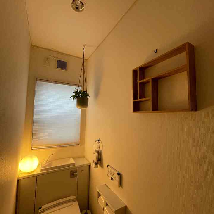 北欧っぽい雰囲気を知らんけど
そんなイメージのつもり🙈

#トイレ
#IKEA
#fado
#ニトリ
#ハニカムシェード
#ポトス
#IKEA植木鉢