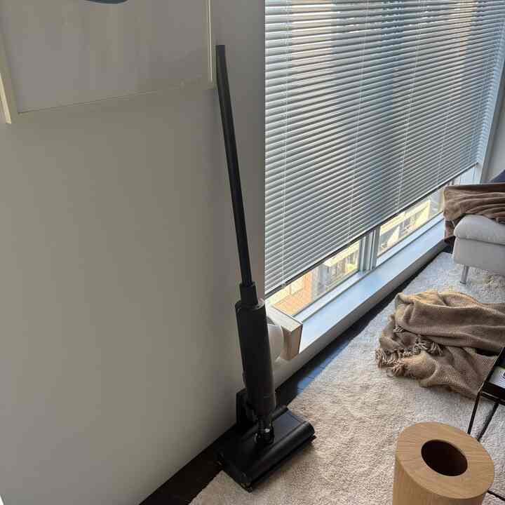 スタイリッシュな掃除機。家電は生活感をいかに排除するものを選ぶかが肝。

#リビング #掃除機 