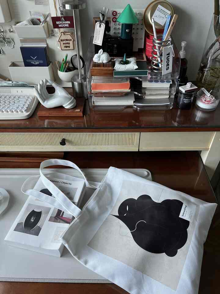 芸術をもっと近づけたいときに日常の中で芸術をもっと体験できるように、ウォン絵画レンタルサービスを提供するオープンギャラリー
一方でかかっているような作品がデイリーアイテムになって芸術をもっと身近に感じられるアートグッズがとても嬉しくて特別です
原画に近づいて実写のように繊細に詰まったエコバッグが驚くほどかっこいいまで:)
今日も軽くギャラリーを抱いて 
#日常の風味と感動
#芸術じゃない 
#オープンギャラリー

🎁オープンギャラリアトグッズ 
シン・ヘヨン作家のHeterotopic Landscape 2 
両隊員作家の知る Embrace(Hug) 
キム・ヘジン作家のportrait 

📎https://m.site.naver.com/1xG9y

＃アートグッズ＃グッズ＃エコバッグ＃センス付きプレゼント 
＃今日のシーンのカット