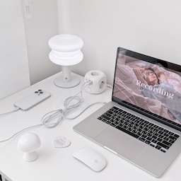 화이트 데스크인테리어 어때요 🖥️🤍
집에서 종종 업무를 볼때 사용하는 공간이랍니다.
이 공간을 좋아하지만 콘센트랑 거리가 멀어서 일할때 노트북이 꺼지거나 폰이 꺼지면 후다닥 다른 방으로 가서 급하게 충전을 하곤 했어요 ㅠㅠ 
하지만 멀티탭 AD500을 사용한 이후로는 1.8M 의 긴 길이라 콘센트 자리가 먼 경우에도 어디든 편리하게 사용이 가능해서 좋더라구요! 
업무를 보면서 여러가지 기기를 한번에 충전을 할 수 있어 정말 편해요 ☺️ 
이번에 가족 여행을 다녀왔는데 4구 4포트의 멀티탭이라 휴대폰, 노트북, 애플워치, 다이슨 등 모두 한번에 사용이 가능해서 여행지에서도 대가족이 하나의 작은 멀티탭으로 모두 사용할 수 있어 정말 편리했어요 👍🏻
다음달에 일본갈때도 꼭 챙겨갈려구요 !
하드케이스도 따로 있어 캐리어에 넣어가기도 편하더라구요.
요즘 연말이라 여행 많이들 다니시던데 
해외, 국내 모두 사용이 가능한 작은 멀티탭 하나 두면 요긴하게 사용하실 것 같아요 ➰
#여행용어댑터 #여행용멀티탭어댑터 #주파집어댑터 #멀티탭 #충전기 #돼지코 #멀티탭충전기 #데스크테리어 #책상꾸미기 #데스크인테리어 #화이트데스크 #데스크테리어족 #데스크소품 #데스크꾸미기 #데스크테리어족추천템 #맥북거치대 #콘센트정리함 #멀티탭추천 #멀티탭케이스 #맞팔 #맞팔환영 #맞팔해요 #맞팔선팔 #맞팔소통 #책상인테리어 #책상추천 #데스크용품 