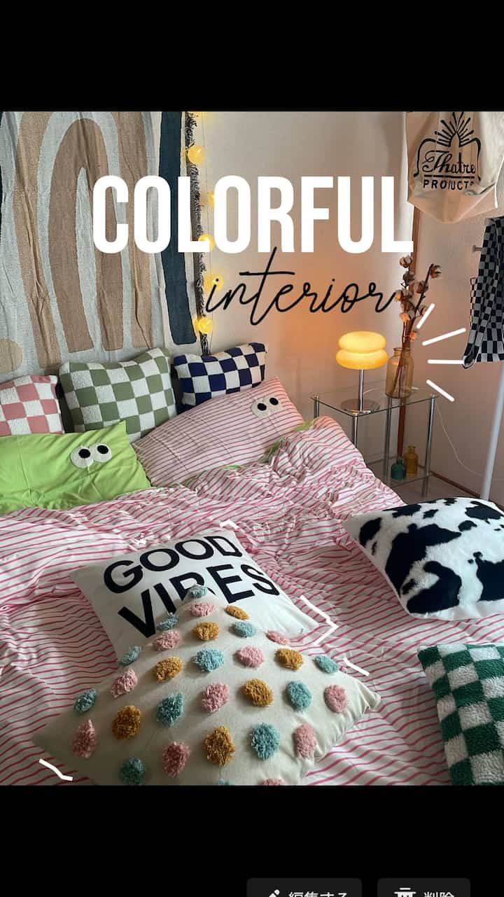 多彩な色調の寝室、様々な柄のクッションとブランケットが配置された雰囲気のあるインテリア