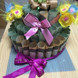 #맞팔 #콘수프기록 #돈케이크 #기념일이벤트 #이벤트선물1
이벤트 선물  첫번째^^
2015년 부터의 기록. 그 이전껀 사진이 없는 관계로..
남편의 생일. 두 시간에 걸쳐서 아침에 만들었다. 이건 진짜 집에 있는 거 재활용해가며 만든 거. 
그래서 정말 엉성한 ㅋㅋ 지금 보면 너무 웃기지만 반응은 이 선물이 처음이라
가장 반응이 좋았다는.. 
실제로 새벽에 일어나서 아침에 짠 하고 주려고 했지만 마음과 달리 아침밥, 점심밥도 안주고.. 저녁에 주었다는
돈이 안 상하게 포장지 비닐 잘라서 양면테이프 붙이고 베스킨라빈스 리본끈과 선물받았던 상자에 있던 끈,
조카 꽃다발해주고 남은 비누장미들로 인터넷에 올라온 거 참고해서 눈대중으로 만들었당. 
이때 이사하면서 너무 수고했던 남푠에게 고마움으로…
엉성하지만 뭐가 중요해^^ ㅋ 돈이 최고라는