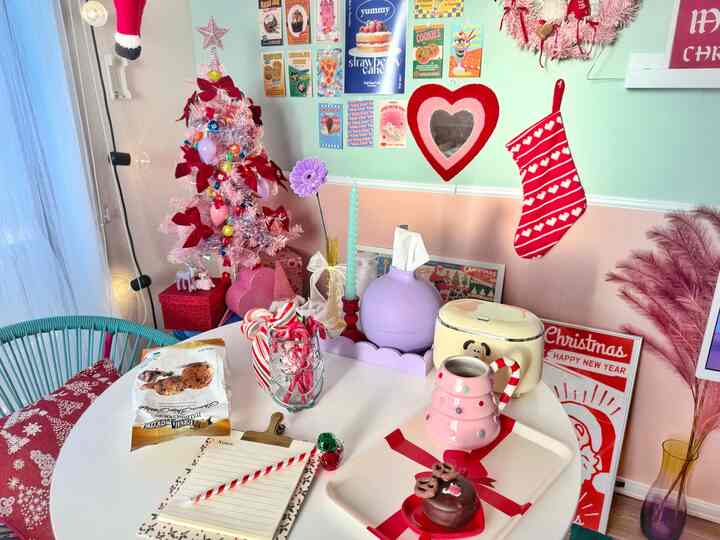 ピンクと白のトーンの一人暮らしダイニング、クリスマスツリーとおうちカフェのある雰囲気のある空間