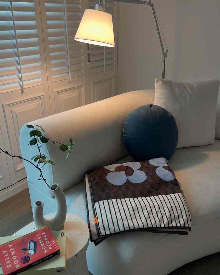 ＃製品提供 

色感もデザインもとてもかわいいです。 
ウィーキャンドジアートフォグニブランケット🤍
ホワイトトーン+シンプルなキムバプイネハウスリビングルームにユニークで可愛いカラー組み合わせのブランケットを置くと目が自然に行くことがあります🫶🏻 
ウルトラ極細糸素材で触感は本物のマルモマルモ🤍

＃キムバプイネハウス＃ブランケット＃ブランケット＃インテリア＃リビングルーム＃リビングインテリア＃ブランケット＃ホームスタイリング＃ホームインテリア＃照明＃極細糸毛布＃rugum＃毛布＃極細サイブル＃冬ブランケット＃カーシート毛布＃赤ちゃん毛布＃学生毛布＃事務室毛布＃リビング毛布＃キャンプ毛布＃チャバク毛布＃ブランケットおすすめ