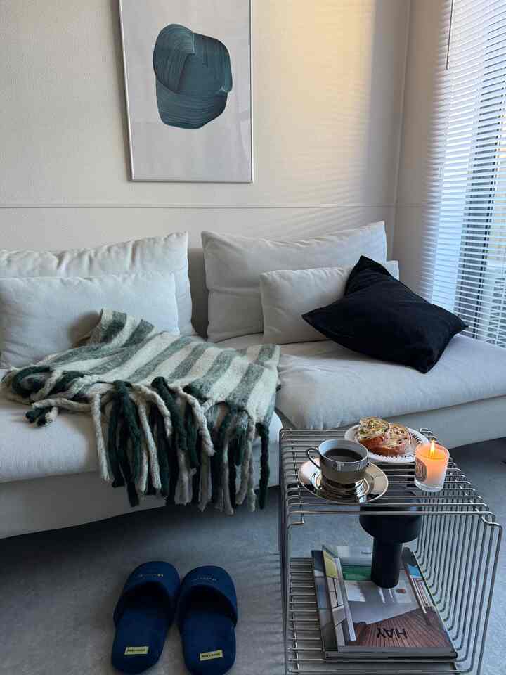 winter morning

#living room interior #賃貸インテリア #朝食 #アートポスター #ブランケット #ソファ