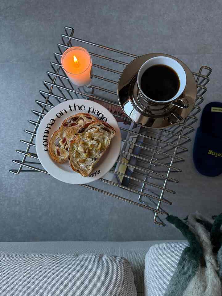 A delicious breakfast of bread with dried fruit, cream cheese, nuts and olive oil 🥪

#Living room interior #賃貸インテリア #朝食