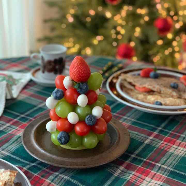 #無トリチャレンジ
#コンスープ

木だけのトリアニジュ💚❤️🎄
色の果物で作られた木🎄
りんご一番厚い部分に股下作り、胴体部分をつまようじに挿し、柱作り、シャインマスキャット、防土たちを挿してくれました。

息子の友達が遊びに来てくれたテーブルです。
子供たちはクレープに興味がなく、フルーツのクリスマスツリーだけに興味がありました。



＃ftc11のストーリー＃ftc11
#ルヘブ食卓 #lerevetable
＃クリスマスパーティー＃クリスマススムーズ＃クリスマスストリート＃クリスマス小道具＃クリスマス装飾＃クリスマスパーティー料理＃テーブル設定＃ホームパーティー＃パーティーメニュー＃パーティールーム＃パーティーフード＃パーティースタイリング＃ビンテージムード＃ビンテージ皿＃アラビアフィンランド#アラビアフィンランド 