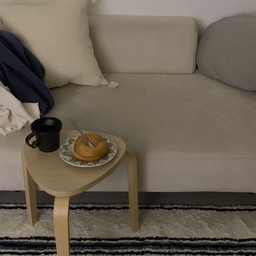 따뜻한 차와 함께하는 집콕 .. 🍵
#미니멀인테리어 #가성비소파 #낮은소파 #쉬레스툴 #이케아스툴 #머그컵추천 #너븐재 #브람스머그 #빈티지블랙 #신혼집인테리어 #신혼집꾸미기 #신혼집거실스타일링 #베르헤 #베르헤라그 #러그추천 