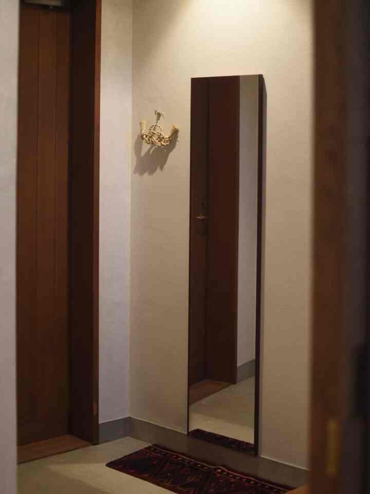 I have a cat, so I installed a shatterproof mirror because I was afraid it might fall over and break. 🪞
It's actually designed to be hung from the back with a string, but I won't tell anyone that I used pliers to forcefully remove the metal fittings on the back that hold the string and attached it to the plaster with strong double-sided tape. 😌
By the way, the hooks are also magnetic and attached with strong double-sided tape lol
The carpet is a vintage item from Iran. I really like it. #鏡 #玄関入口インテリア #絨毯 #ビンテージ　#漆喰
