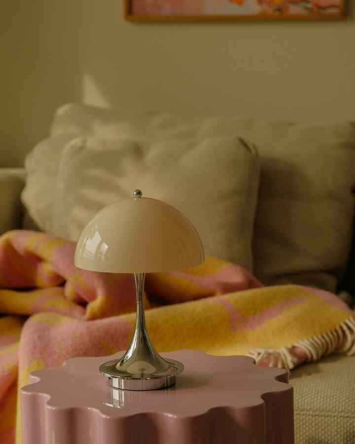 forever my favorite lamp🤍 - louis poulsen panthella✨ #winterglow #cozyhome

私はいつもルイスポールセン照明を愛しています 
いくつか所蔵しています -
7年前新婚の時に購入したPH5からパンテラフロア、ポータブルまで..
多様に所蔵するほど
私が最も愛するデンマークの照明ですよ🤍