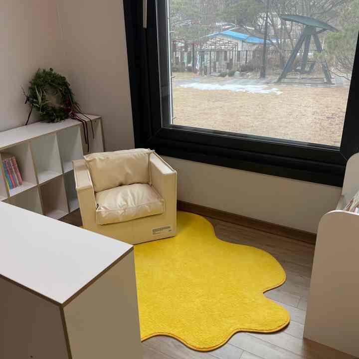 私たちの子犬
プレイルームワンオン読書ゾーン👧🏻

#homeinterior #pointinterior #단독주택 #주택살이 #놀이방 #아이방 #독서존 #2살아기방 #공간분리인테리어 #공간분리 #노란색포인트 #포인트인테리어 #전면책장 #코너장 #교구장 #쥬다르소파