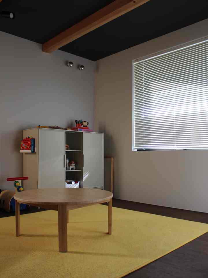 子供部屋のアイテムはIKEAが多いです。ラウンドローテーブルは子供にちょうどいいサイズでとても重宝してます。畳むとコンパクトに収納できるので場所も取りません。

#キッズ #キッズ収納 #キッズルーム #子供部屋 #子供部屋家具 #ローテーブル #ラウンドテーブル #絵本棚 