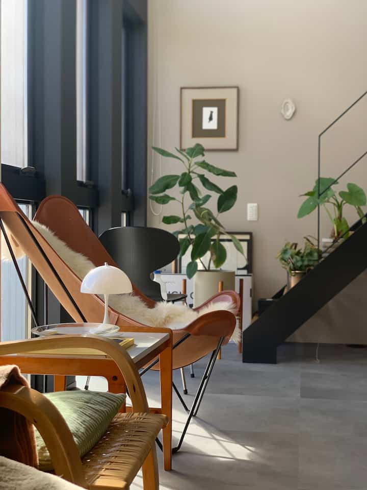 植物の日向ぼっこです🌲

#リビング #ダイニング #キッチン 
#バタフライチェア　#ルイスポールセン 
#パンテラ #1人掛けソファ #ラウンジチェア 