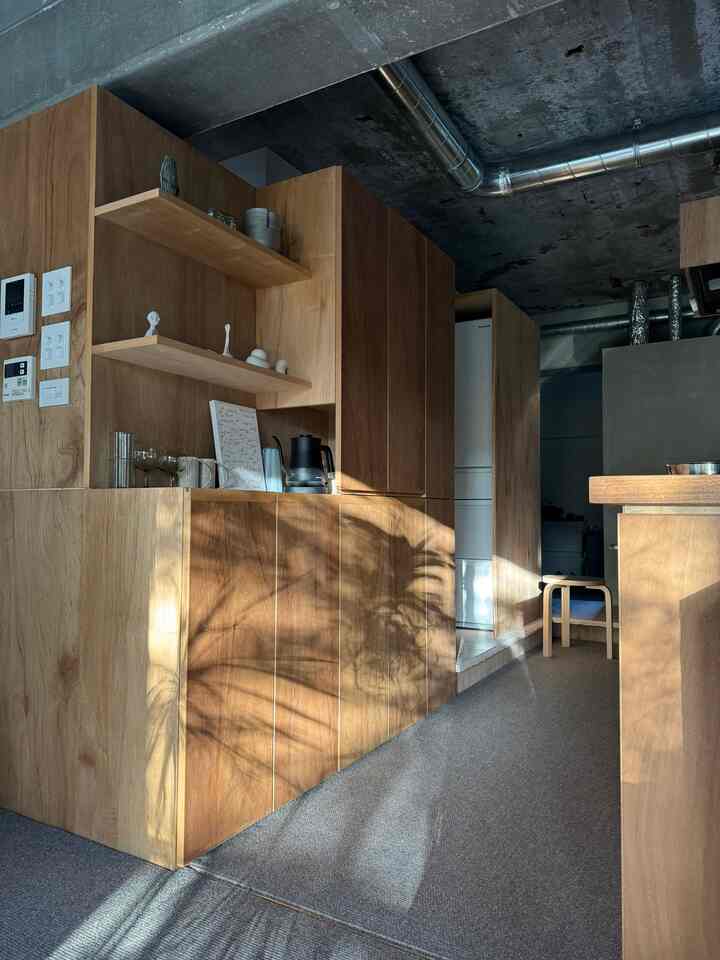 朝日の光が差し込む、暖かい木目調とカーペットが調和したキッチンの雰囲気あるインテリア