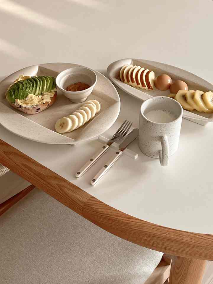 Even if it takes a little more time to eat nicely by yourself, you will feel more cared for, and the same food will taste even better. 

How about taking a little time for yourself? 
I am a home beige who eats very, very well by myself. ☺️♥️

#Eat well by yourself #혼자만의시간 #홈베이지 #홈브런치 #홈브런치메뉴 #홈데코 #베이지인테리어 #베이지톤 #베이지 #홈스타일링 #홈카페인테리어