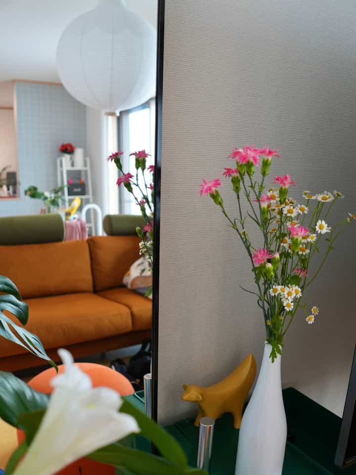 テンション上がる色味💐

#リビング #ソファ #3人掛けソファ #オットマン #IKEA #花 