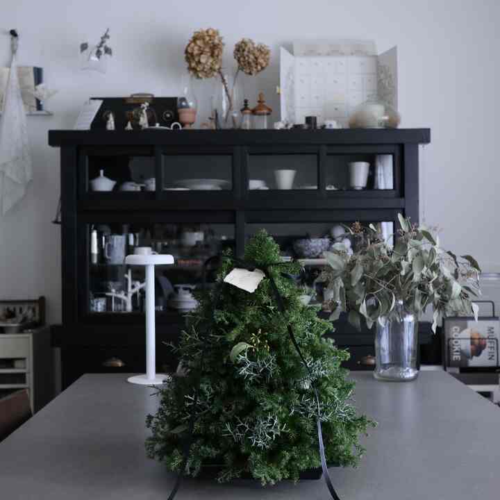 今年はツリーを手作りで…
ワークショップで作ったので、
とても素敵に出来ました✨

#クリスマス
#Christmas
#クリスマスインテリア
#Christmasinterior
#Christmasdisplay
#クリスマスツリー
#リビングインテリア
#日々の暮らし
#暮らしを楽しむ 
#暮らしの記録 
#すきなものに囲まれて暮らしたい 
#好きなものに囲まれた暮らし 
#cogunomori 
#ena
#ノーム
#3coins
#salut
#ミックスインテリア
#アンティークのある暮らし
#古いものがある暮らし 
#古道具のある暮らし 
#海外インテリアに憧れる
#インテリア好き 
#モノトーン雑貨
#マンション暮らし 
#マンションインテリア
#eosm100