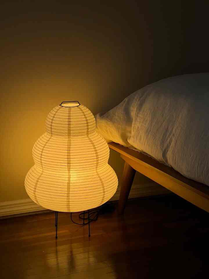 ムーディーなベッドルームで心地よい雰囲気を感じています。リラックスして夢を見るのに最適です！🛏️✨ #CozyCorner #BedroomVibes #Akaridupes