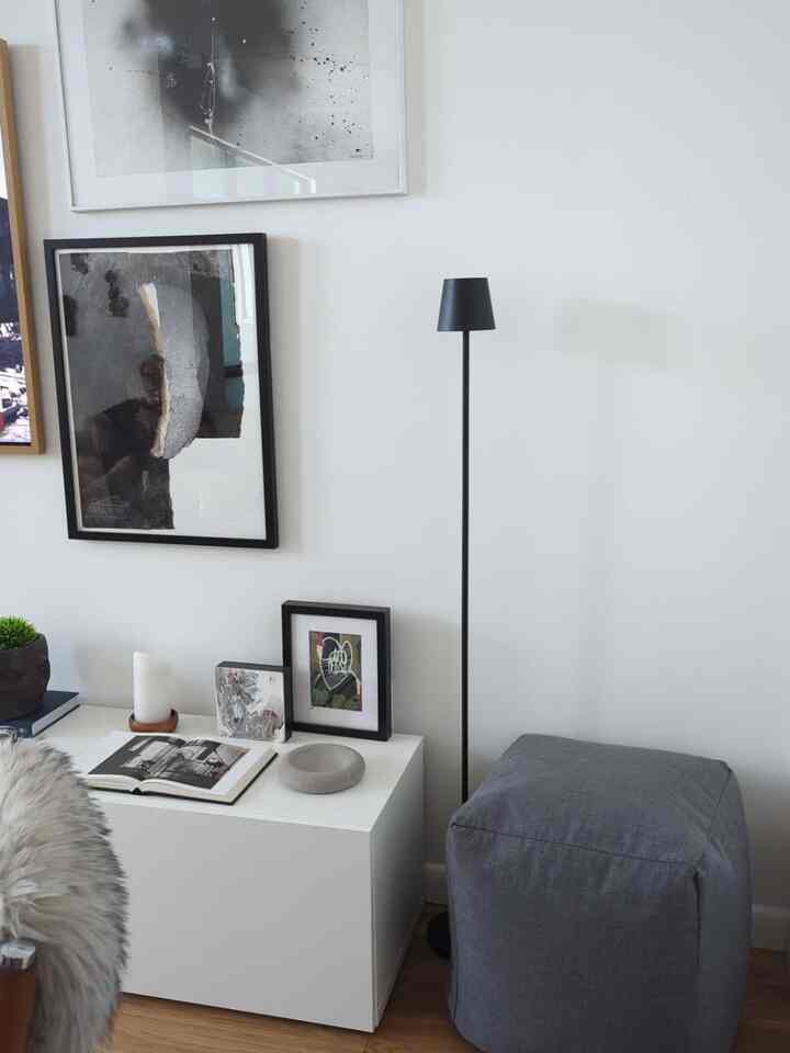 Bold and beautiful in black: my modern interior is the perfect canvas for style and sophistication. 🖤✨ #ModernLiving #BlackInteriors #ModernDecor #FloorLamp #WallArt