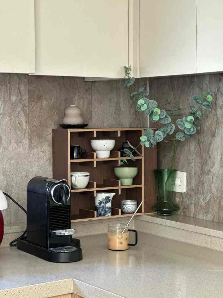 @ourfurniture.kr 
＃ホームカフェ＃私たちの家フォトゾーン＃今日のシーンカット 
＃これは住んでいますか＃家で最高の忙しい 

ニューヨーク市釜山洞のコーヒーコーナーをご紹介します。キッチンの感性を少し手に入れたかったのであれこれ飾っていたのですが、オエフファニチャーカップ棚を覗いてみました。

普通のカップ棚ではなくインテリアポイントになったんですよ。ピンター感たっぷりの「ウォルナットカラー」で選んだのに、私の心にすっぽり！

耐久性も良いですよ！些細なのに、さらっと生活の質が上がった気分です。ホームカフェを飾りたい方は@ourfurniture.krイチオシです👍🏻

キッチン家具のセンスある感じとは？

＃ホームカフェテム＃カップシェルフ＃私たちの家の最新アイテム＃感性テンポ＃オエフ＃カップシェルフ＃オエフカップシェルフ＃オエフ家具＃ホームカフェインテリア＃ホームカフェ家具＃coffeecorner #coffeelover beigeaesthetic #coffeeaddict #homebody #espressomachine #homedecor #ウッドインテリア #大理石インテリア 