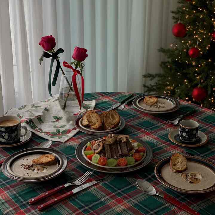 #ホームパーティー

クリスマスシーズンは毎日ホームパーティー❤️💚🎄
特にクリスマスチェックのテーブルクロスにサーブルバーガンディーのディープグリーンカラーだけを置いてくれてもクリスマスのふくらみ水！
そしてサラダも赤緑の材料を使ってくれれば我が家のホームパーティー完成❤️💚🎄


#ルヘブ食卓 #lerevetable
#ftc11期 #ftc11期話 
#コンスープ記録 #コンスープ

＃クリスマスパーティー＃クリスマススムーズ＃クリスマスストリート＃クリスマス小道具＃クリスマス装飾＃クリスマスパーティー料理＃テーブルセット＃ホームパーティー＃パーティーメニュー＃パーティールーム＃パーティーフード＃パーティースタイリング＃ビンテージムード＃ビンテージプレート＃アラビアフィンランド#アラビアフィンランド#christmasmood #christmastree #christmasdecor #christmasparty #christmasdecorations


