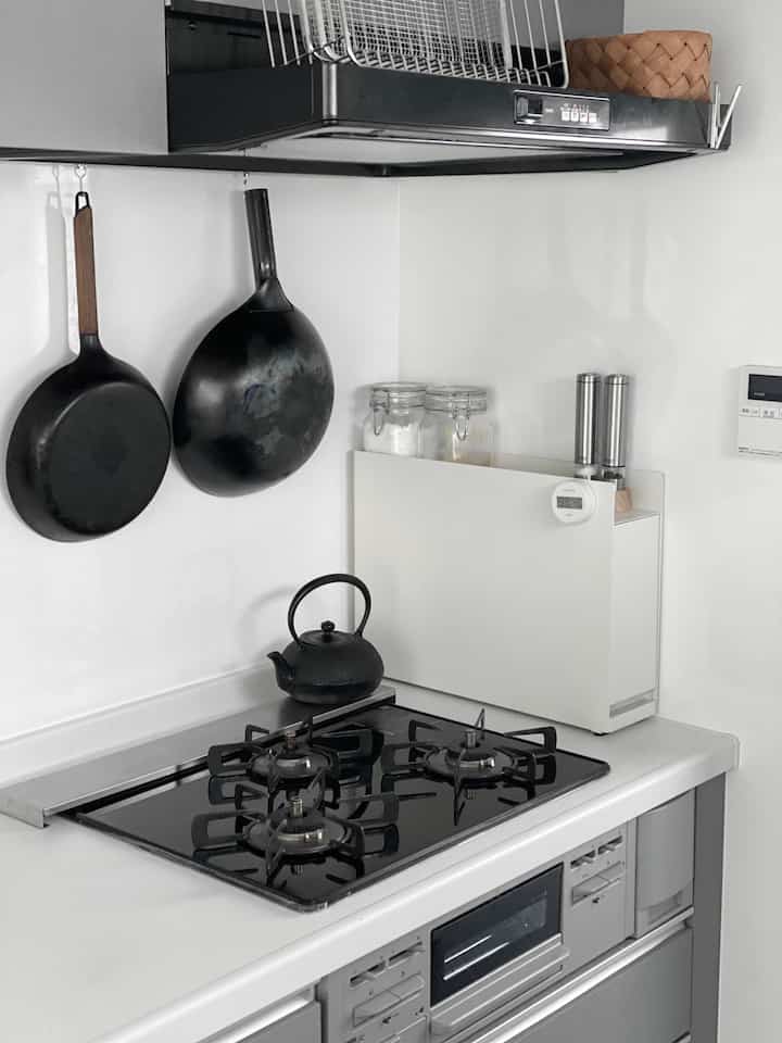 キッチンをまたまたアップデートしました🌟
最近ゲットしてよかったおすすめのキッチン用品たち🍳

◎調味料ラック
よく使う油類をシンク下の引き出しに収納していたのですが、調理のたびにいちいち屈むのが面倒で、コンロ脇に置いた方がいいな〜と思ってました。
でもそのまま置くとベタつくしパッケージがうるさくて生活感出ちゃうし、かといって詰め替えも面倒だし（消費期限が見えた方がいいのとメーカーなど種類を変えた時にいちいち洗うのがまた面倒）…ということでこのラックを導入。
いろんなメーカーから出ているけどどこもお高くて、こちらが1番お手頃だったのですが、かなりしっかりした作りで良かったです✨
重みがあるので引き出しを開けた時もガタついたり倒れることなく使いやすい。
マグネットが付くので無印のタイマーをくっつけてます。本当におすすめです🫶

——————————
◎D型まな板
言わずもがな台人気のD型まな板。
キッチンのヘリに沿うので使いやすいし、切った食材がこぼれ落ちない絶妙なサイズです。柔らかくてしなるので、切った食材をバサっと鍋やフライパンに投入できるのも良し。

キッチン用品は毎日使うものだからこそ、ちょっとの工夫や便利グッズでQOL爆上がりしますね🫰
そしていろんな道具が揃ってくることで謎の充実感（私ちゃんと料理やってる…！感）さえ生まれる不思議…🧑‍🍳❤️‍🔥


#キッチン用品 #キッチン用品大好き #キッチン雑貨 #キッチングッズ #キッチンツール #キッチン道具