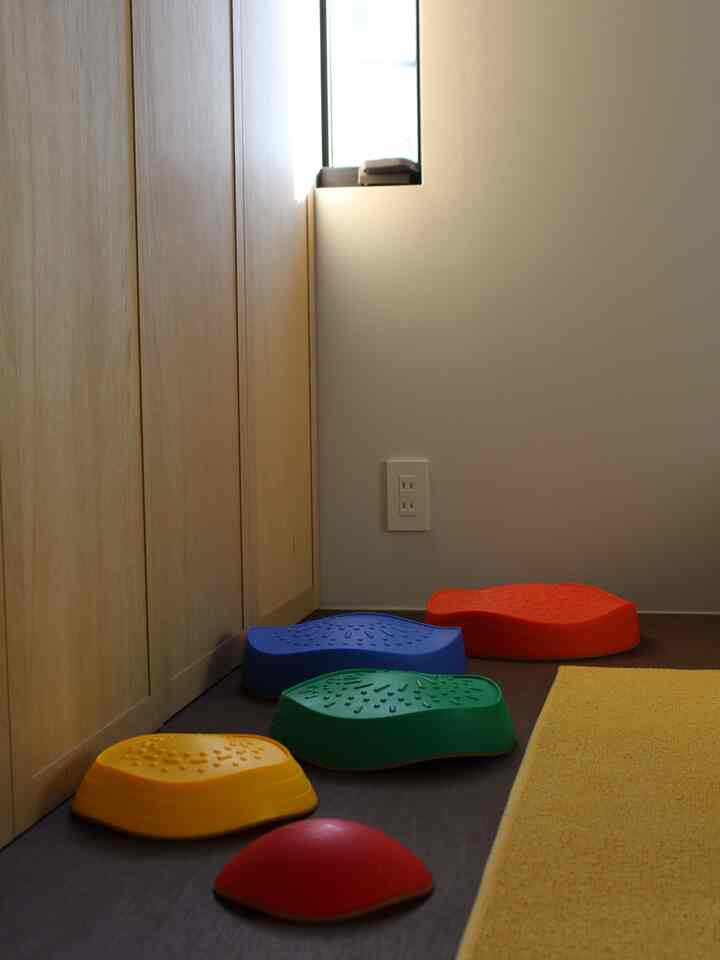 おすすめのバランスストーン。ビビットカラーが子供らしくとても気に入っています。積み重ね収納ができるので場所も取りません。ローテーブルの椅子としても活用しています。

#子供部屋 #子供部屋家具 #子供 #キッズ #キッズルーム #ラグ #バランスストーン #おもちゃ 