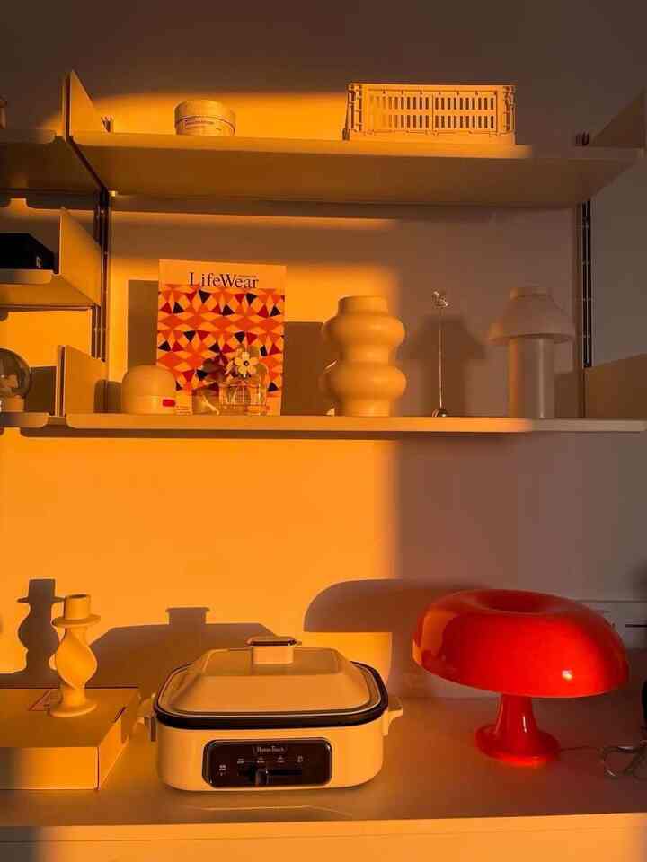 Chasing the vibes of the red sunset with lighting that perfectly complements its glow. 🌅❤️ #SunsetGoals #MoodLighting #ModernDecor #ShelfStyling #TableLamp
