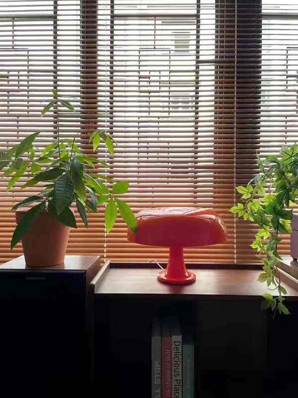 温かみのある木の色調と、カラフルなランプの明るさが美しく調和しています！🌈✨ #HomeVibes #WoodenInterior #MushroomLamp #MidCenturyModern #HousePlants
