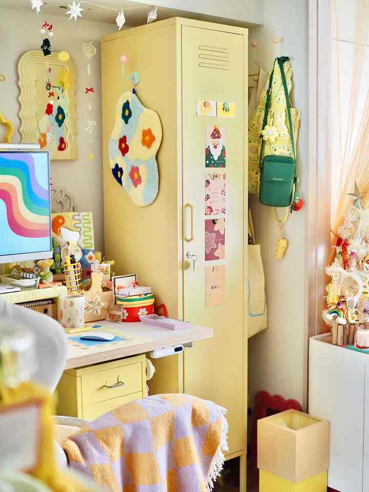 黄色のトーンが特徴のホームオフィス、机と収納キャビネットが配置された雰囲気のあるインテリア